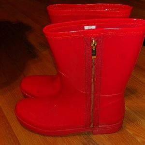 Red rain boots ☔